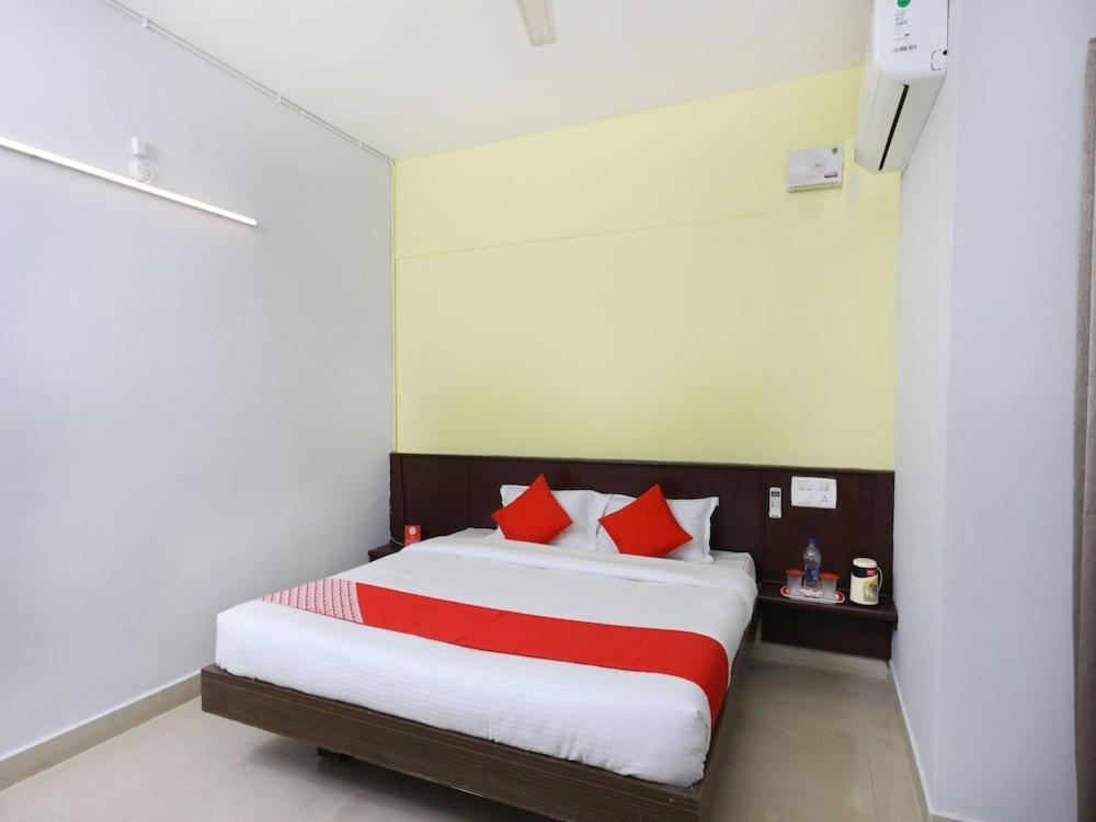 Sai Golden Rooms تيروباتي المظهر الخارجي الصورة